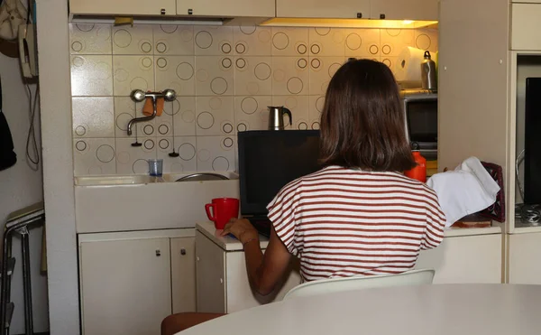 Young Secretary Connects Her Office Working Smart Working Laptop Kitchenette — Stock Photo, Image