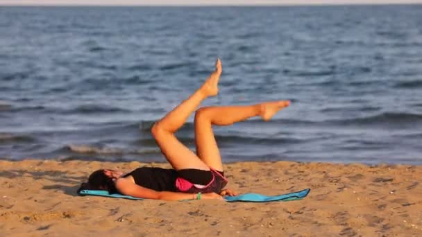 Dziewczyna Robi Gimnastyczne Ćwiczenia Macie Plaży Nad Morzem — Wideo stockowe