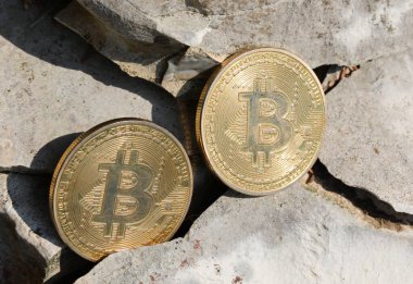 B sembollü altın sikkeler kripto para birimi BITCOIN 'i simgeliyor.