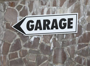 big arrow with garage text indicating the direction for parking cars