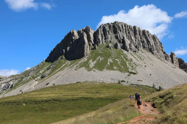 People Walking Mountain Path Mountain Called Castellaz Northern Italy — Φωτογραφία Αρχείου