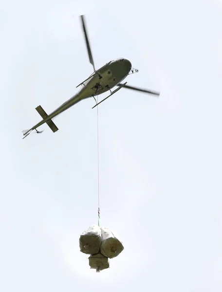 Helicopter Flies Carrying Very Large Bags Material Inaccessible Areas Reachable — Stock Photo, Image