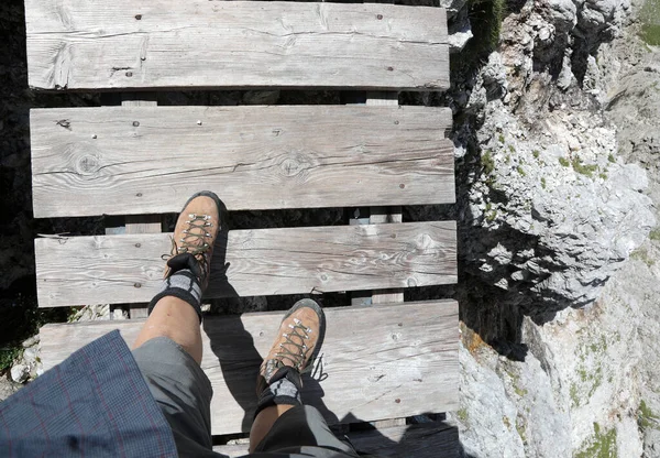 Legs Hiking Boots Walker Passes Wooden Bridge Path — Stockfoto