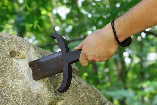 Ręka Rycerza Miecza Kamieniu Jak Legendzie Królu Arturze — Zdjęcie stockowe