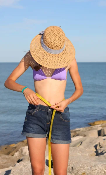 Young Skinny Girl Bikini Straw Hat While Measuring Her Waist — Stockfoto