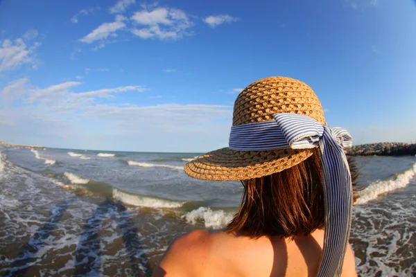 Young Caucasian Girl Straw Hat Looks Sea Shore — Zdjęcie stockowe