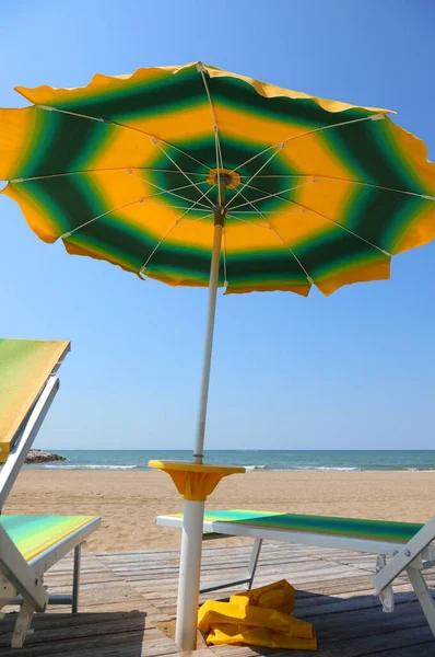 Large Yellow Green Umbrella You Lay Sea Summer Sandy Beach — Stockfoto
