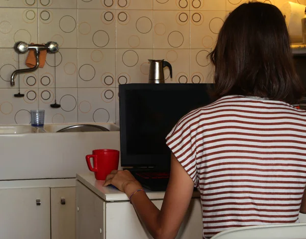 Young Girl Kitchenette Mini Apartment Uses Laptop — ストック写真