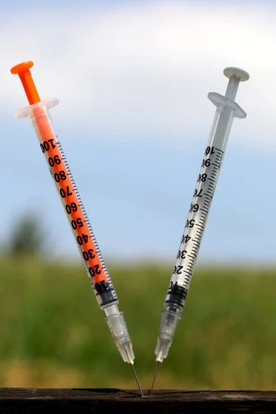 Twee Verlaten Spuiten Gebruikt Door Drugsverslaafden Drugs Injecteren — Stockfoto