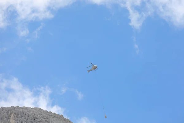 Helicopter Carrying Material High Mountains Attached Long Hook — Foto de Stock
