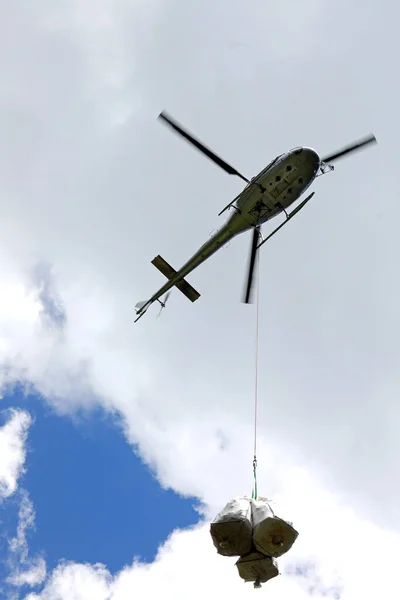 Helicopter Carrying Material Attached Long Hook — Foto de Stock