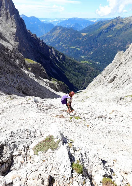 Girl Going Mountain Path Reach South Tyrol Valley Northern Italy — Stock fotografie