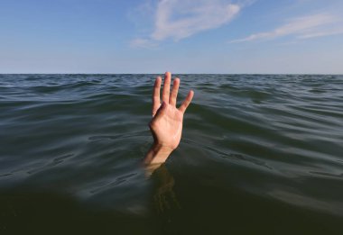 Gündüzleri denizde boğulan kişinin eli.