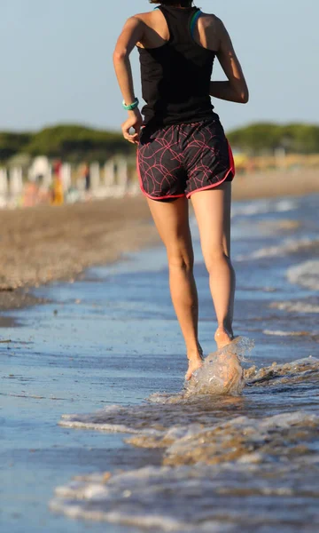Slender Athletic Girl Running Barefoot Seashore Summer — Stockfoto