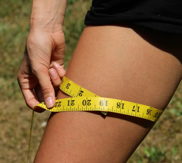 Slender Girl Measured Measuring Tape Meter — Stockfoto