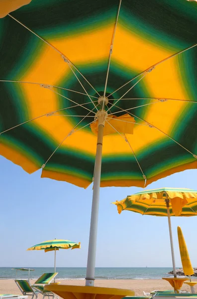 Nagy Sárga Zöld Esernyő Nyitott Napozóágyak Alatt Homokos Tengerparton Nyáron — Stock Fotó