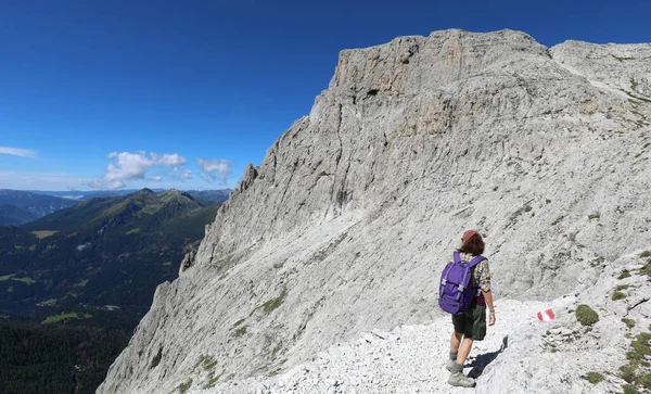 Young Woman Backpack Summer Hiking Italian Dolomites — Fotografia de Stock