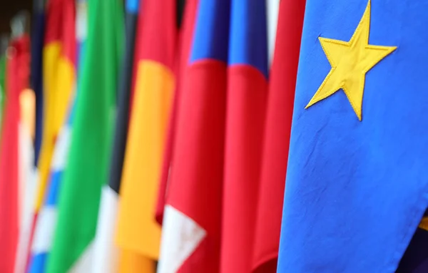 Желтая Звезда Флага Европы Других Флагов Заднем Плане — стоковое фото
