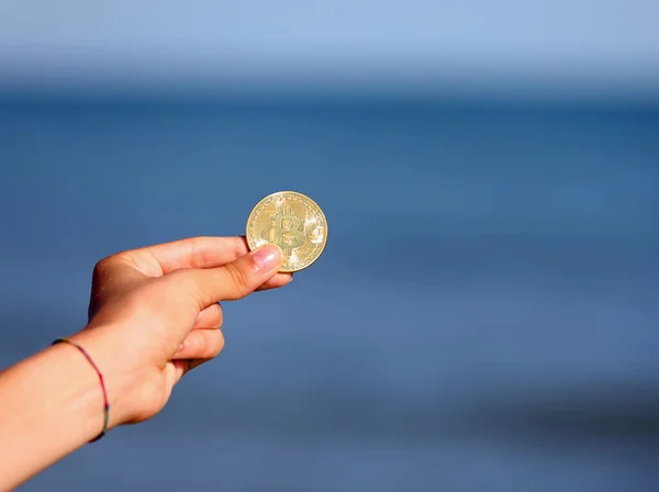 Χέρι Κρατώντας Ένα Χρυσό Νόμισμα Μεγάλο Γράμμα Συμβολίζει Κρυπτονόμισμα Bitcoin — Φωτογραφία Αρχείου