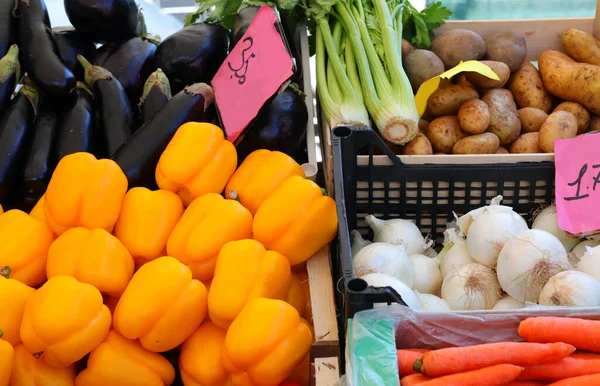 Greengrocers Stall Market Yellow Peppers Eggplant Potatoes Onions Carrots — Foto Stock