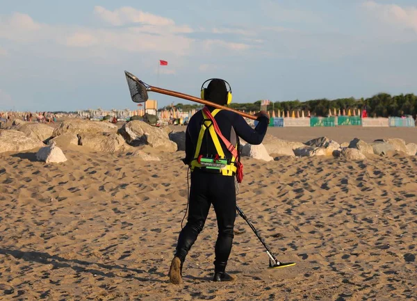 Person Diving Suit Metal Detector Looking Lost Metal Objects Middle — kuvapankkivalokuva