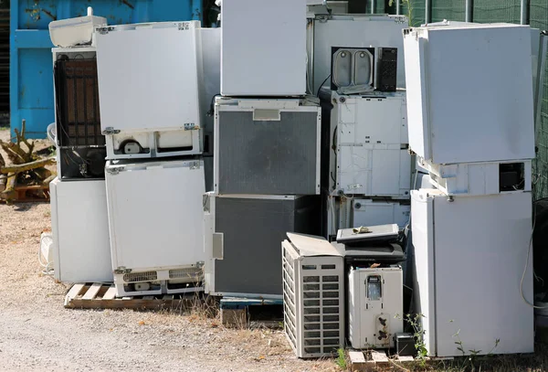 Broken Used Appliances Landfill Recovery Polluting Materials — Stock Photo, Image