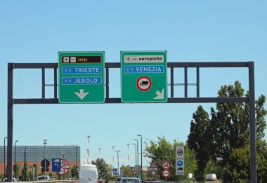 motorway junction with names of the places in Italian and directions to go to the Venice airport