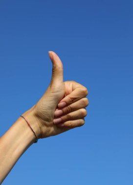 hand with the thumb pointing up to indicate that everything is fine and there are no problems