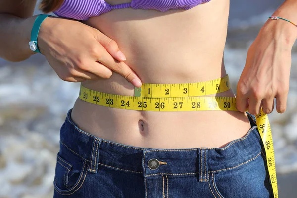 Young Slender Girl Measures Her Waistline Yellow Meter Sea Wearing — Stok fotoğraf