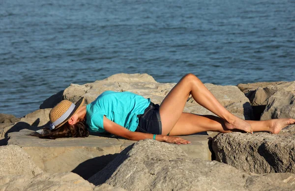 Young Slender Model Girl Straw Hat While Tanning Rocks Sea — Stockfoto