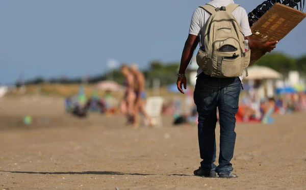 Poor Immigrant Who Peddler Beach Summer —  Fotos de Stock