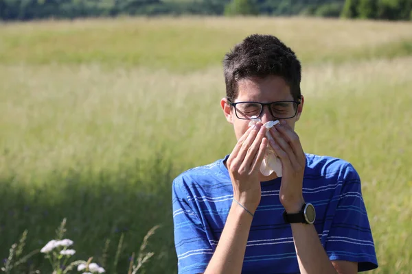 Młody Chłopiec Okularach Dmucha Nos Powodu Alergii Łące Wiosną — Zdjęcie stockowe