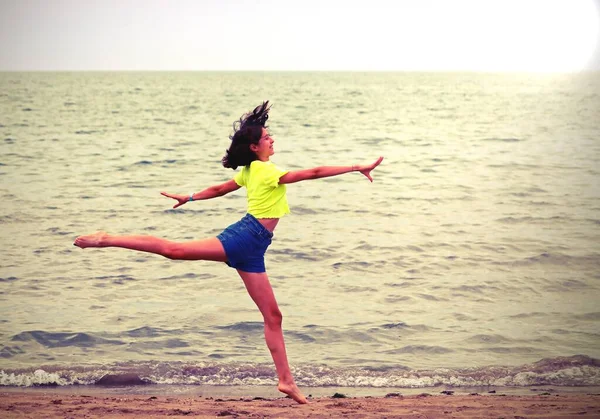 Junge Schlanke Mädchen Springen Strand Mit Alten Getönten Effekt Sommer — Stockfoto