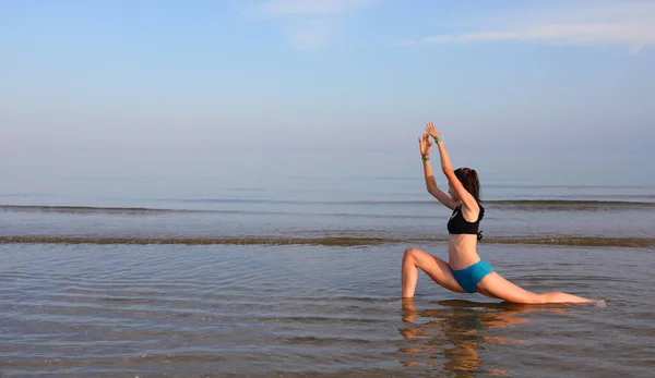 Молодая Девушка Выполняет Медитационные Упражнения Середине Морской Воды Возле Пляжа — стоковое фото