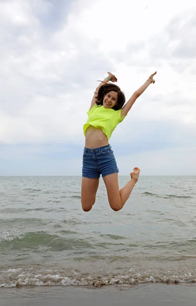 Young Girl Jumps Very High Manifest Joy Enthusiasm Sea Summer — Stock Photo, Image
