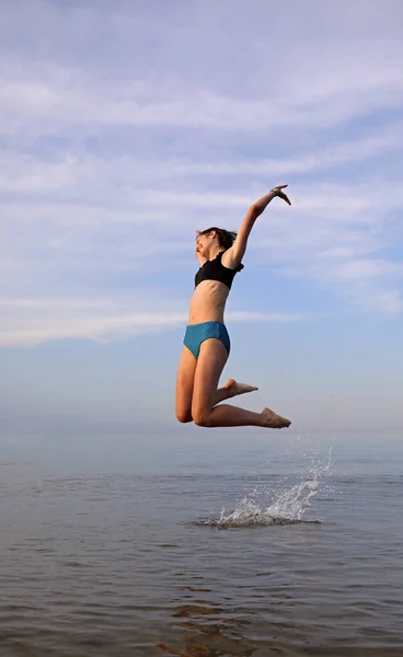 Молодая Девушка Прыгает Высоко Проявить Радость Энтузиазм Море Летом — стоковое фото