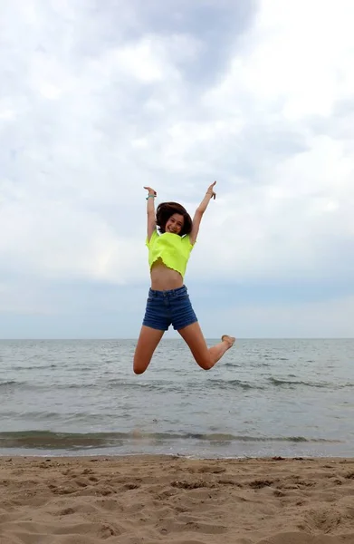 Chica Joven Salta Muy Alto Para Manifestar Alegría Entusiasmo Por — Foto de Stock