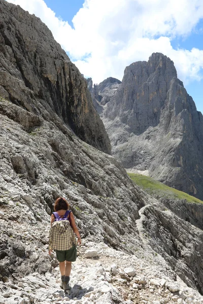 若いです女性ハイカー肩の上にバックパックヨーロッパのアルプスの高ドロマイト山の石の道を歩く — ストック写真
