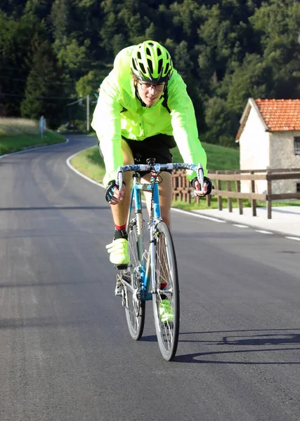 Young Cyclist Racing Bicycle Phosphorescent Waterproof Jacket Mountain Road — Stock Photo, Image