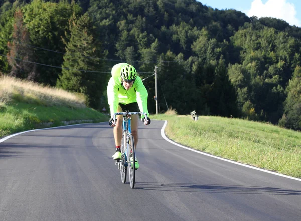 Junge Radfahrerin Mit Rennrad Und Phosphoreszierender Wasserdichter Jacke Auf Einer — Stockfoto