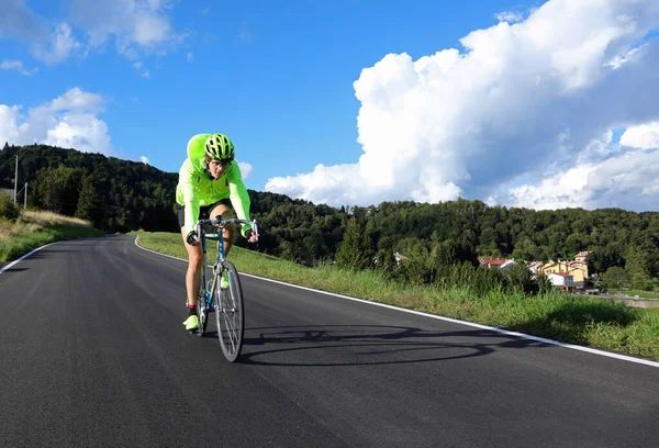 Ciclista Com Bicicleta Corrida Jaqueta Impermeável Uma Estrada Montanha — Fotografia de Stock