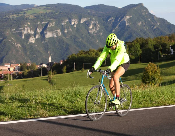 Junge Radfahrerin Mit Rennrad Und Phosphoreszierender Wasserdichter Jacke Auf Einer — Stockfoto