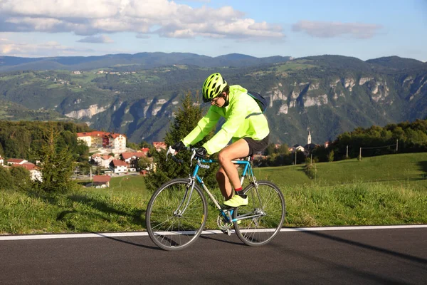 Ciclista Com Bicicleta Corrida Revestimento Impermeável Fosforescente Uma Estrada Montanha — Fotografia de Stock