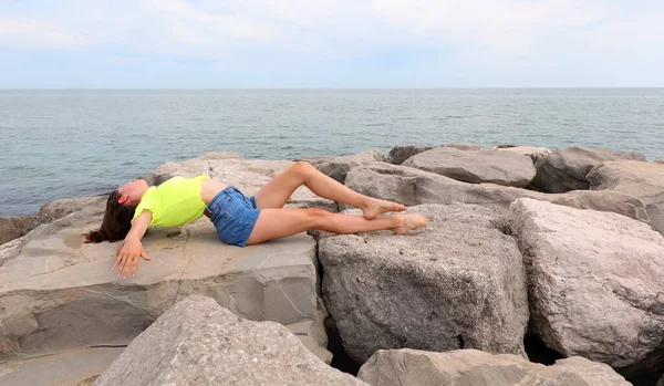 Giovane Ragazza Prende Sole Sdraiata Sulle Rocce Vicino Mare Estate Fotografia Stock