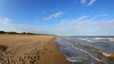 Sahilde deniz manzarası ve yazın insanlar olmadan.