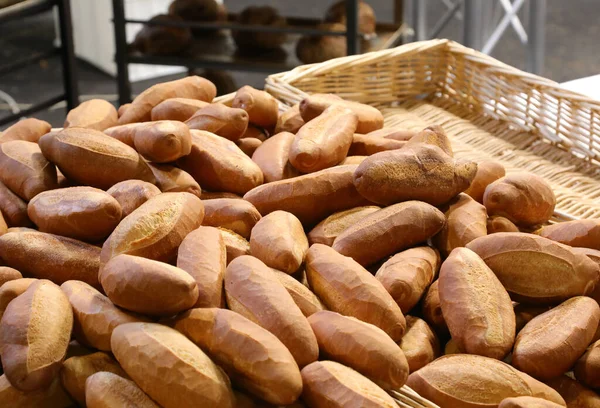 香喷喷的面包和在巴黎的面包店里出售的面包 新鲜的从烤箱里出来 — 图库照片