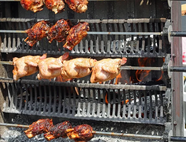 Kippen Varkensknokkels Een Spuug Het Grote Restaurant Tijdens Het Dorpsfestival — Stockfoto