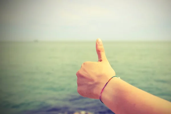 Ręka Kciukiem Górze Efekt Antyczny Nad Morzem — Zdjęcie stockowe