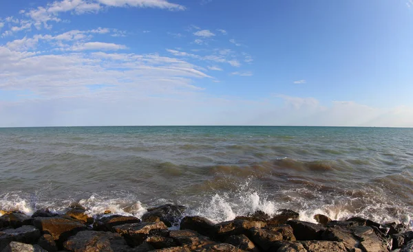 Yazın Deniz Kayalarla Kaplı Deniz Manzarası Bulutsuz Mavi Gökyüzü — Stok fotoğraf