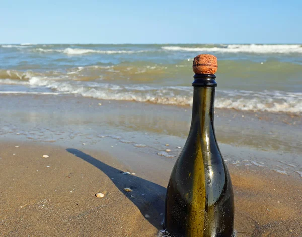 Homokos Zöld Üveg Üveg Benne Egy Üzenetet Tengerparton Közel Strandhoz — Stock Fotó